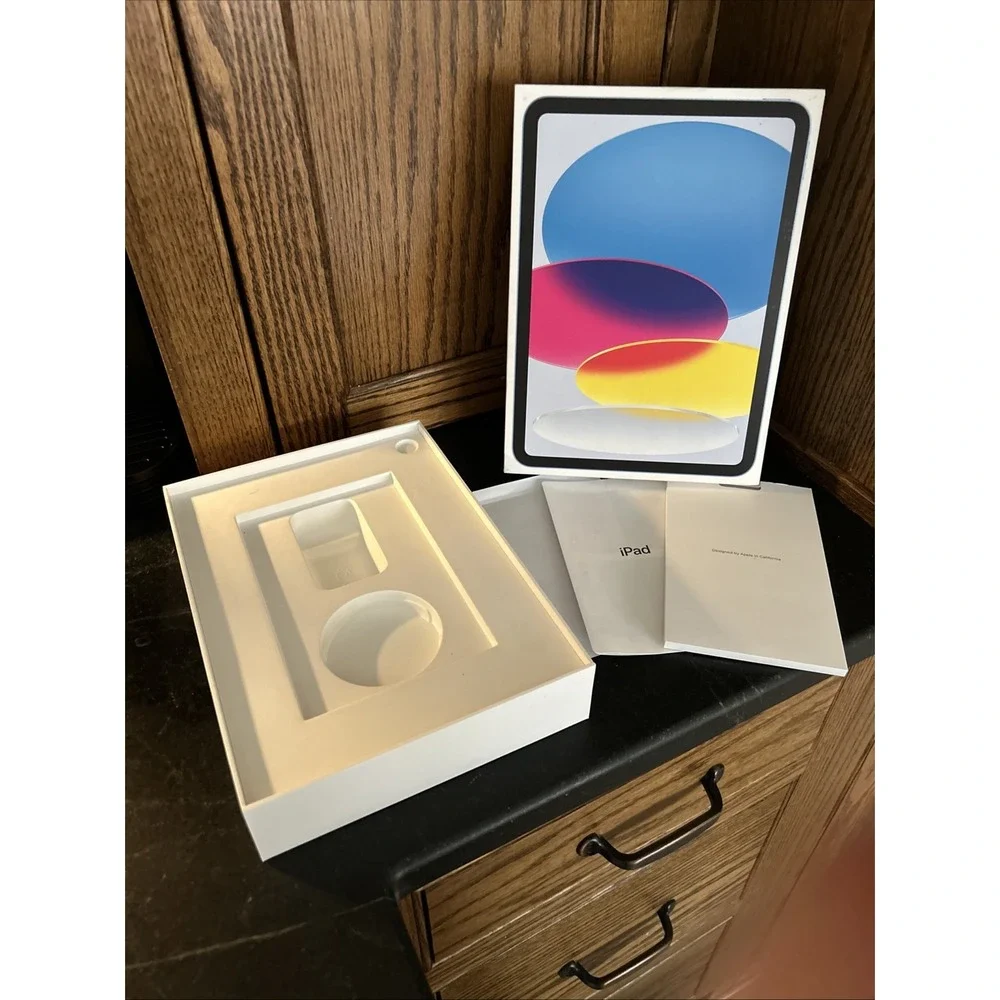 iPad 11th generation Silver 128 GB A3355 (A16)‎ Wifi Cellular Empty Box Only